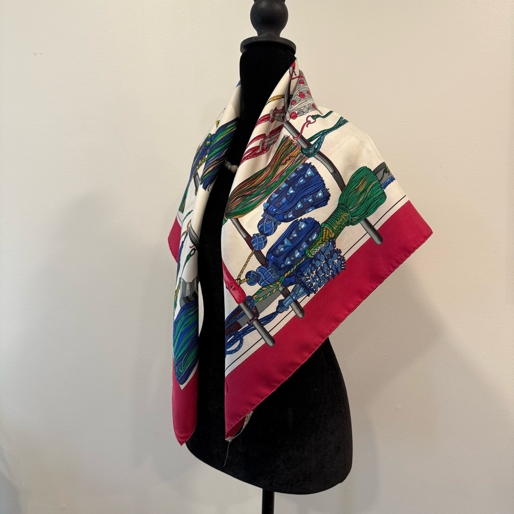 Hermes Silk Scarf 90 Carré Red Green Hand Rolled Made in France - Picture 5 of 12